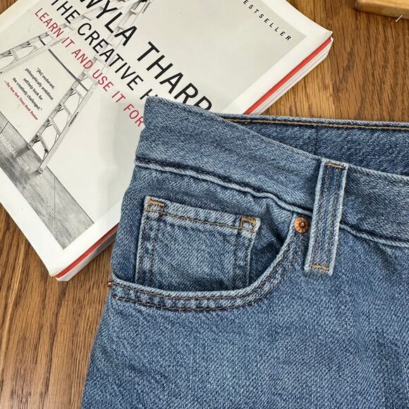 Levi's High Waisted Mom Jean Medium Wash - Picture 5 of 10